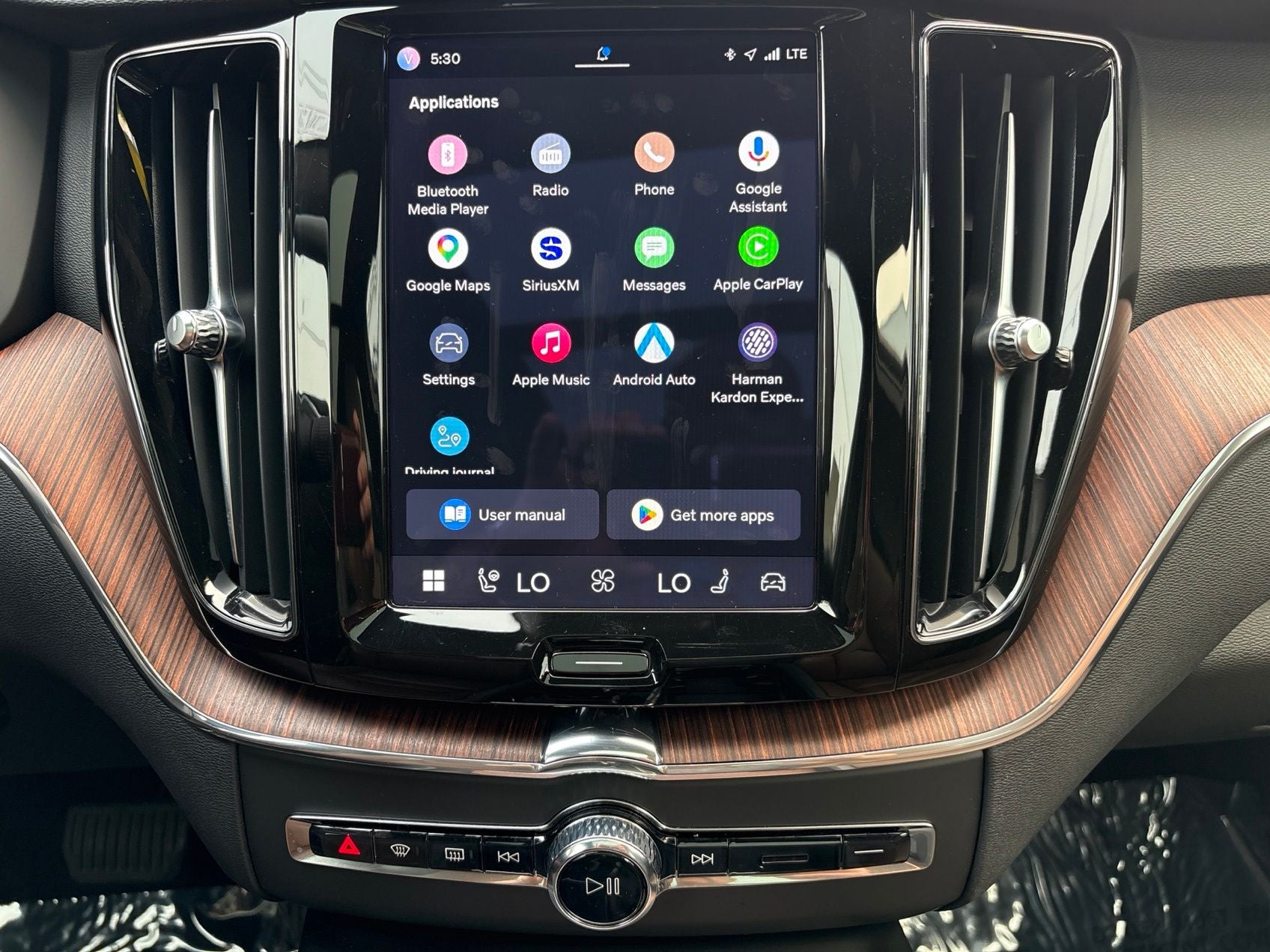 2023 Volvo XC60 B5 Plus Dark Theme