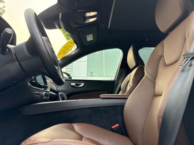 2023 Volvo XC60 B5 Plus Dark Theme